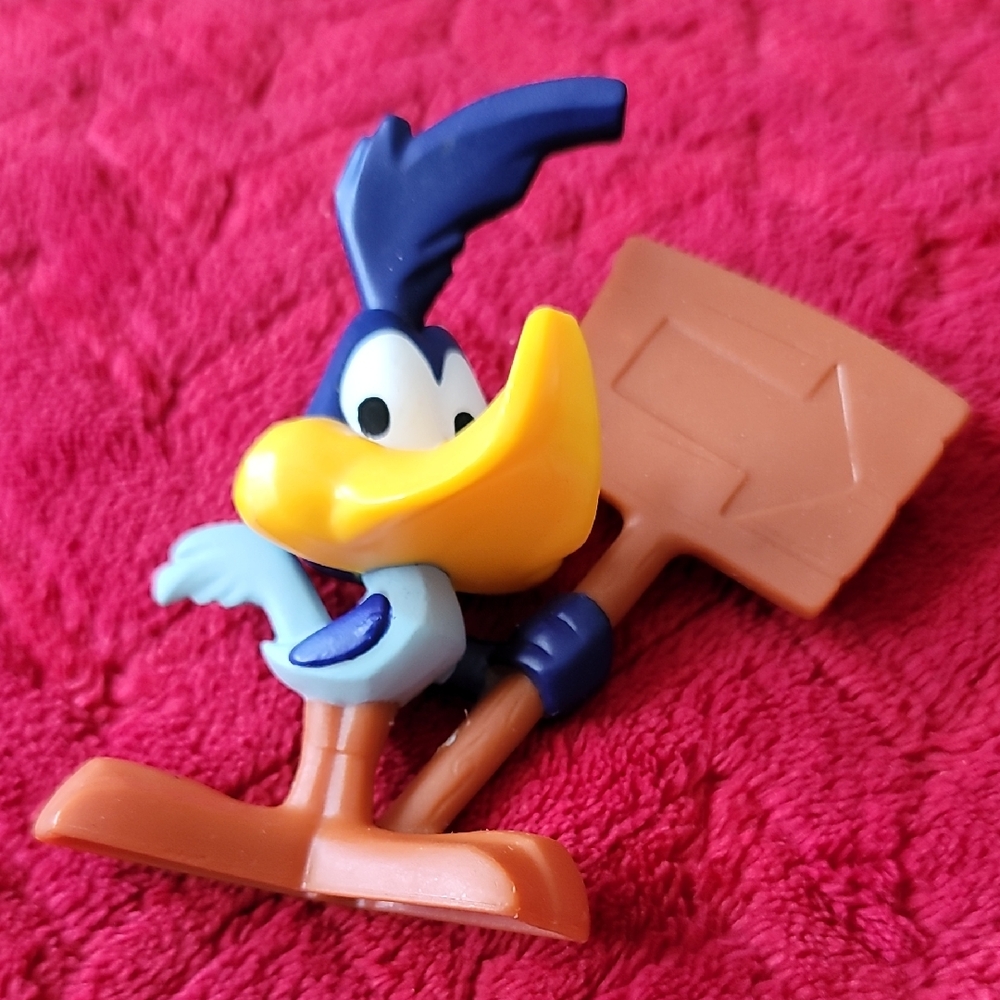 LOONEY TUNES ROAD RUNNER MCDONALDS, 2020 FIGURE WITH SIGN
